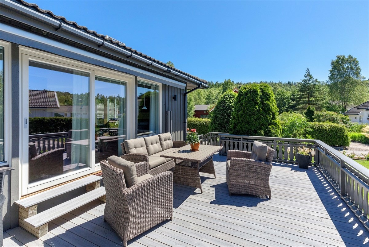 God plass til sittegruppe på veranda Galleribilde