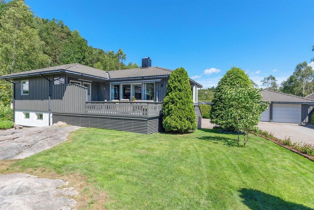 Enebolig med solrik hage Galleribilde