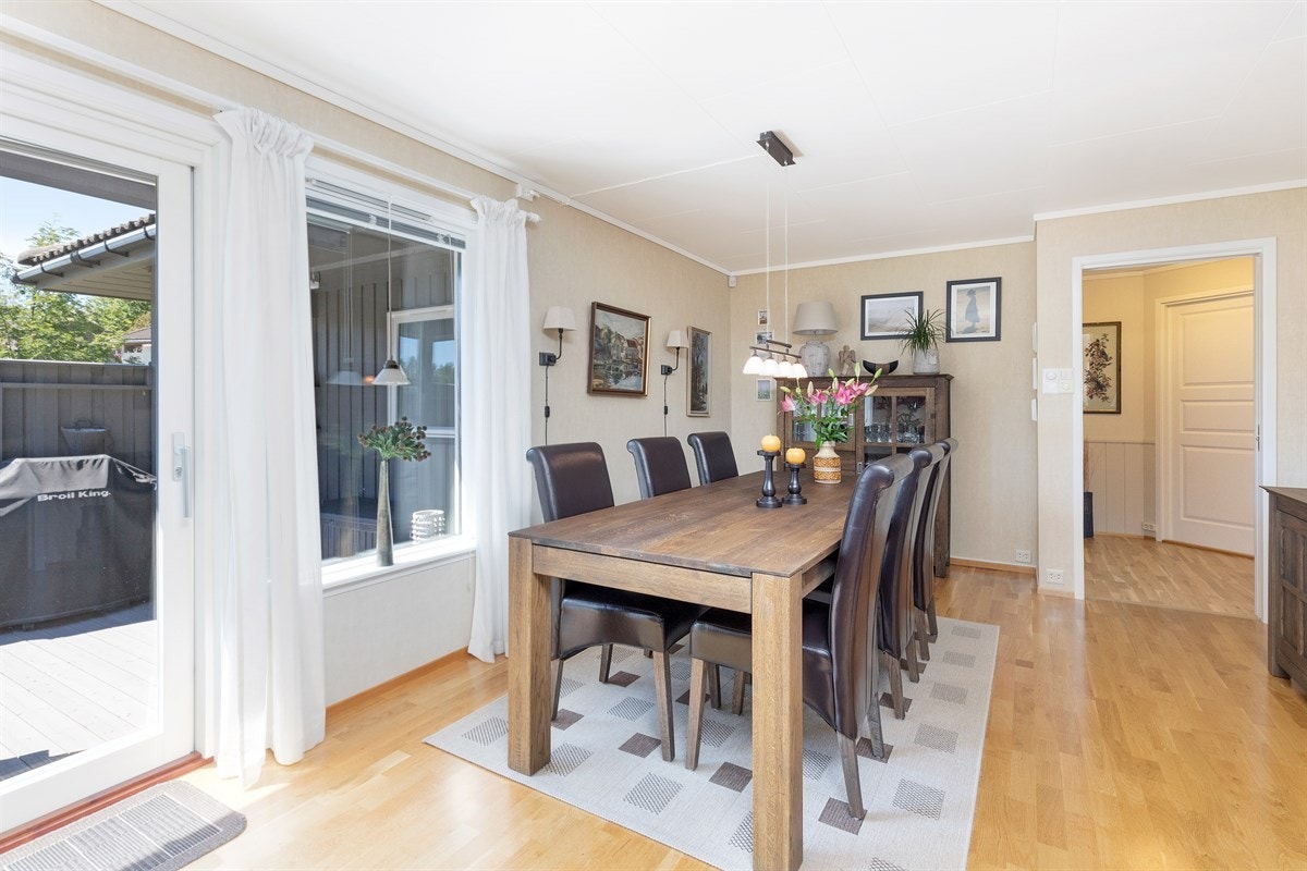 Fra stuen er det utgang til hage og terrasse Galleribilde