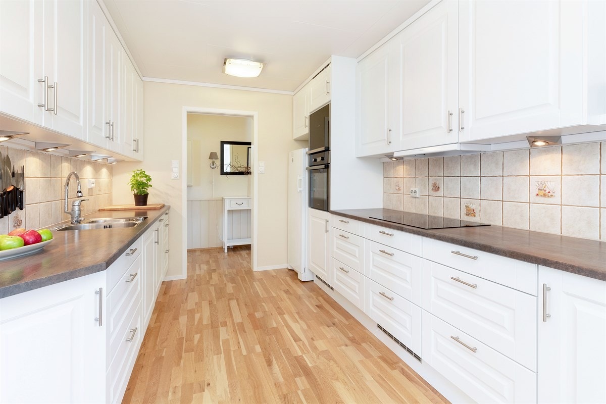 Pent Sørlandskjøkken fra 2010 med hvitevarer Galleribilde