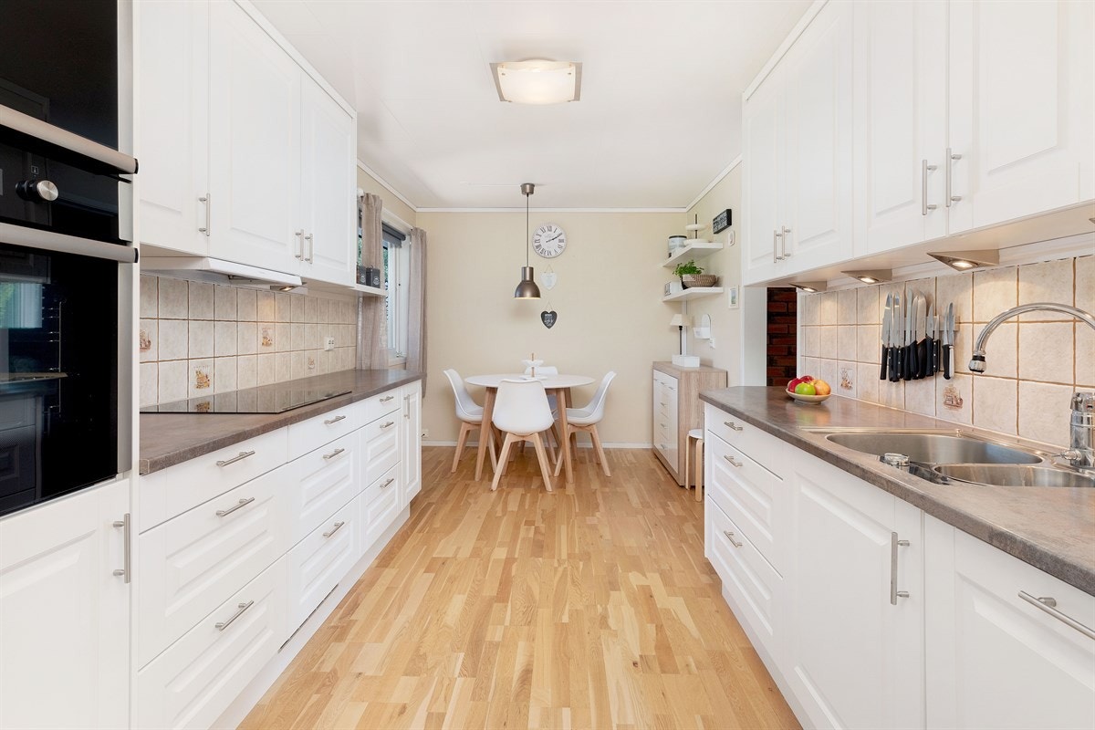 Pent kjøkken med sitteplass Galleribilde