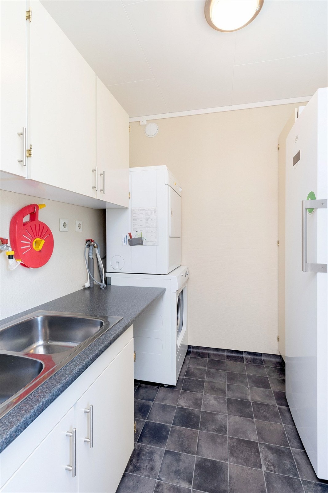 Separat pent vaskerom med god skapplass Galleribilde