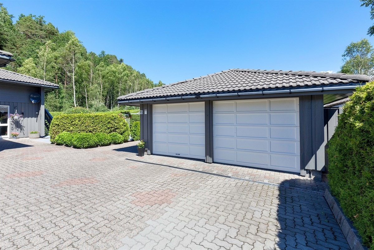 Dobbel grarasje - en med aut. portåpner Galleribilde