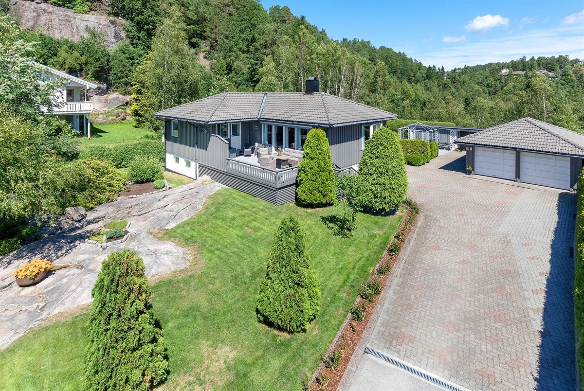 Meget pent og inholdsrik bolig i enden av blindvei med dobbel garasje Galleribilde