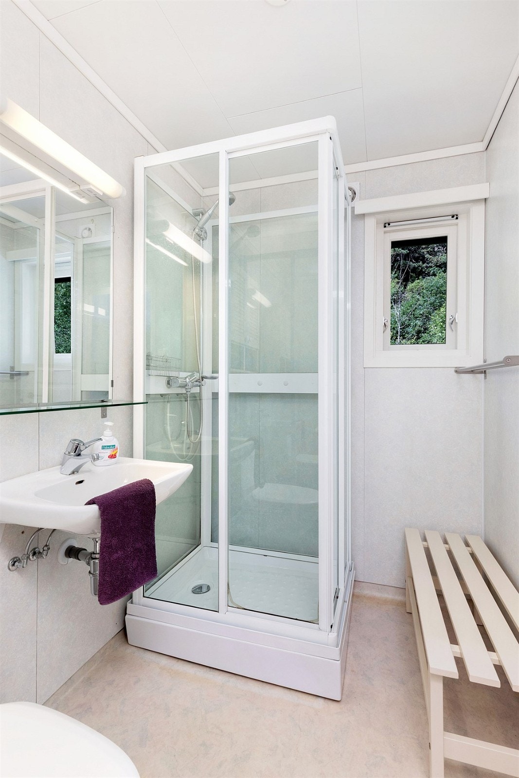 Bad 2 med belegg på gulv, våtromrsplater på vegg, dusjkabinett og varmekabler Galleribilde