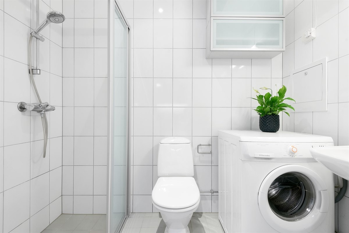 Pent bad sist fornyet i 2015 med nytt, støpt gulv, sluk, varmekabler og nye gulvfliser. Flislagte vegger og malt himling med downlights. Galleribilde