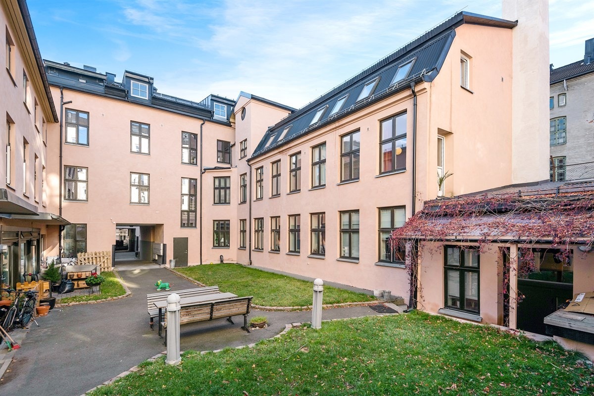 Pent opparbeidet indre gårdsrom. Galleribilde