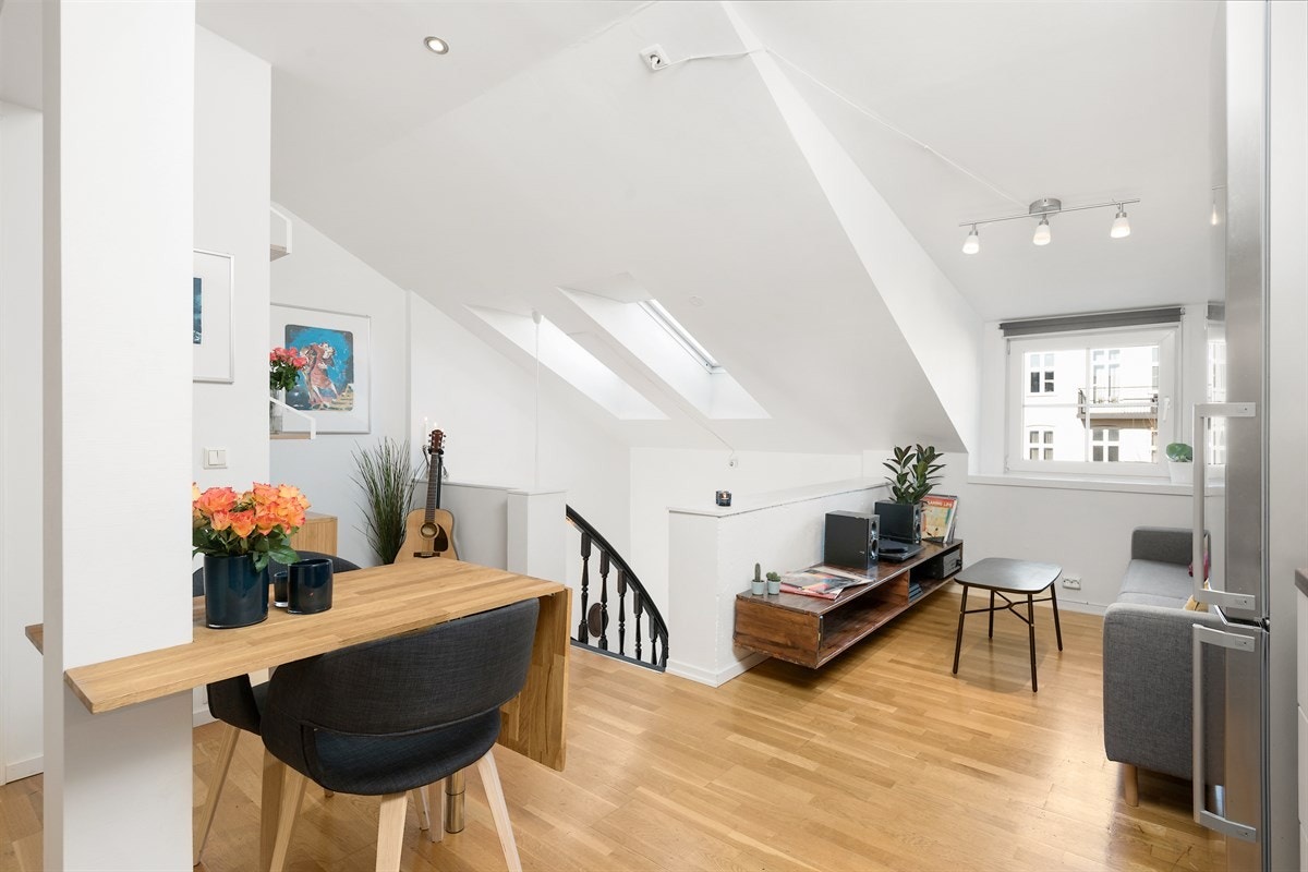 Meget innbydende, lys og gjennomgående planløsning. Galleribilde