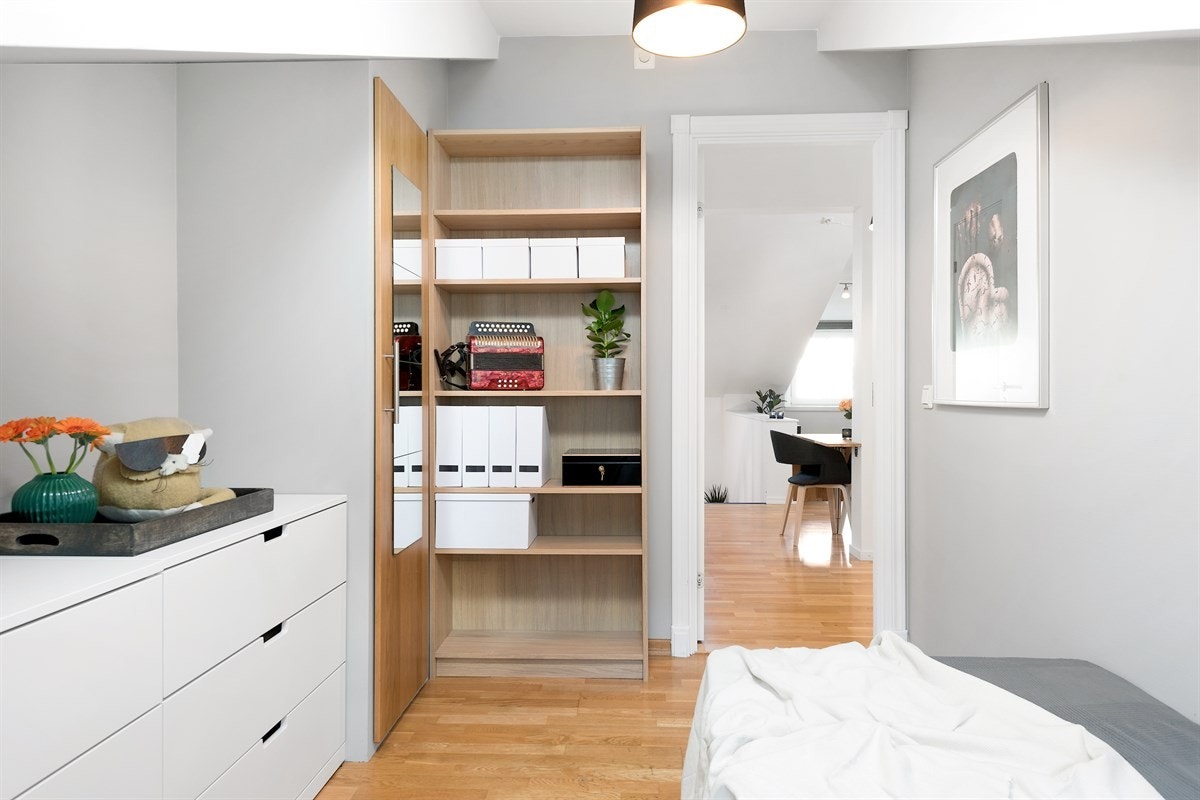 Soverom 2 med plassbygget skap, samt god plass for ytterligere løsninger. Galleribilde