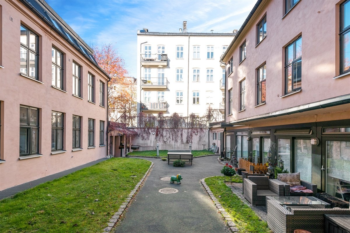 Pent opparbeidet indre gårdsrom. Galleribilde