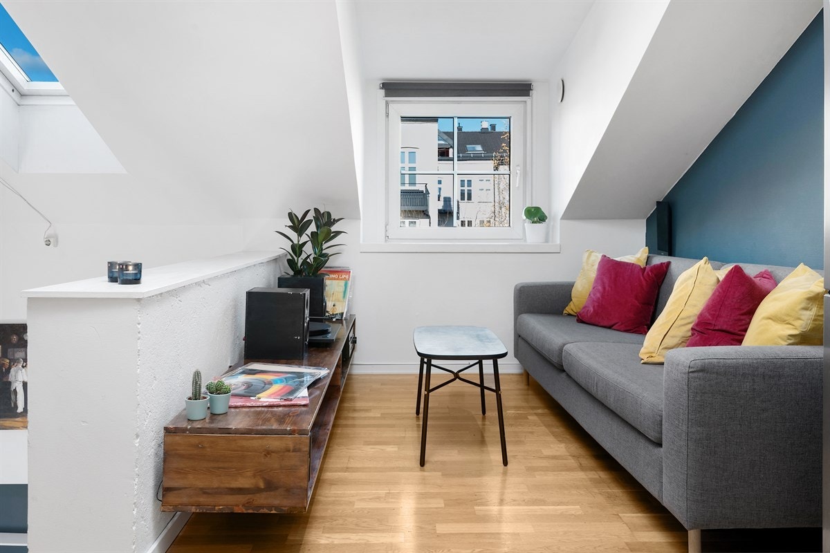 Store vindusflater med dype vinduskarmer. Galleribilde