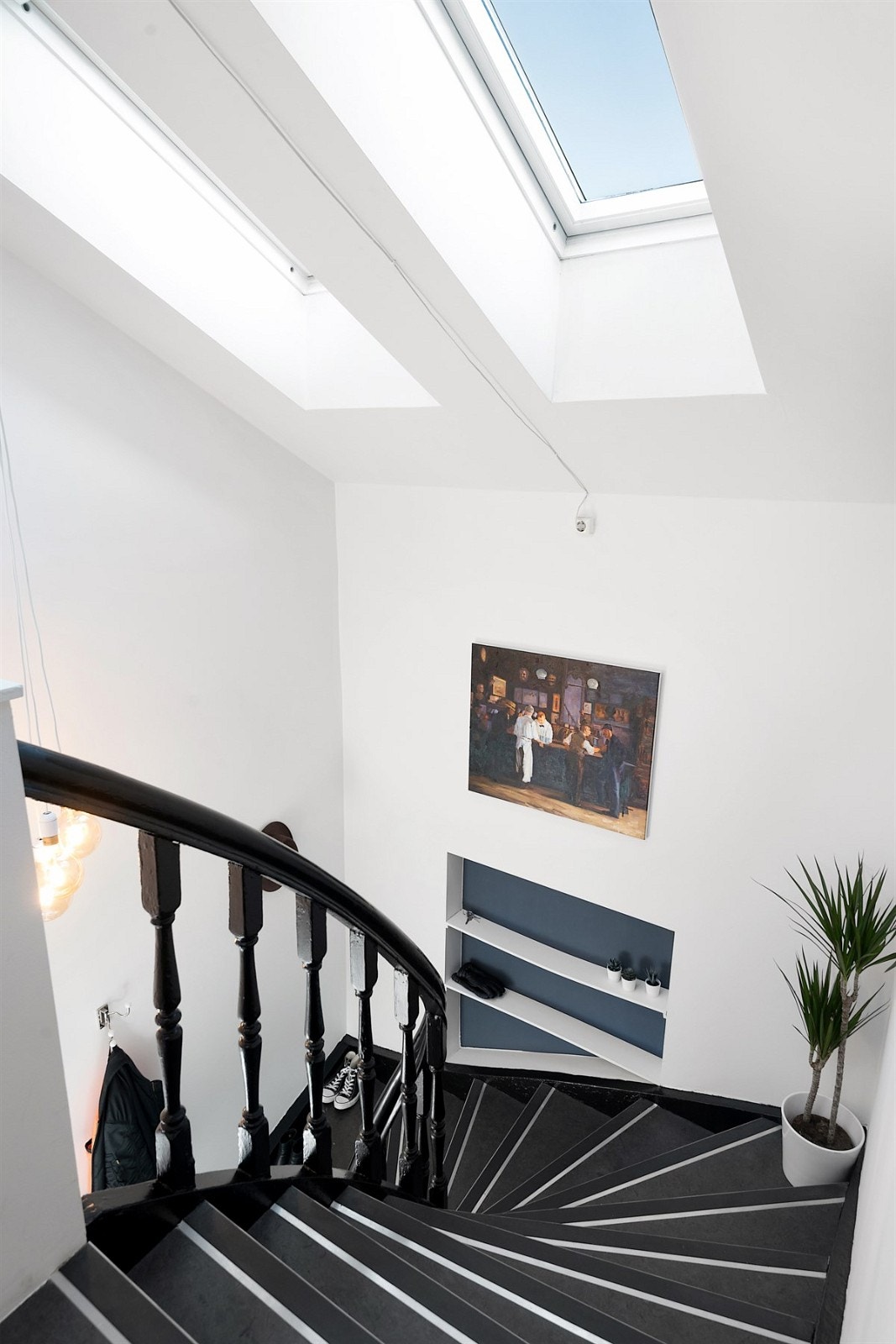 Eget trappeløp med svært gode lysforhold fra store velux-vinduer. Galleribilde