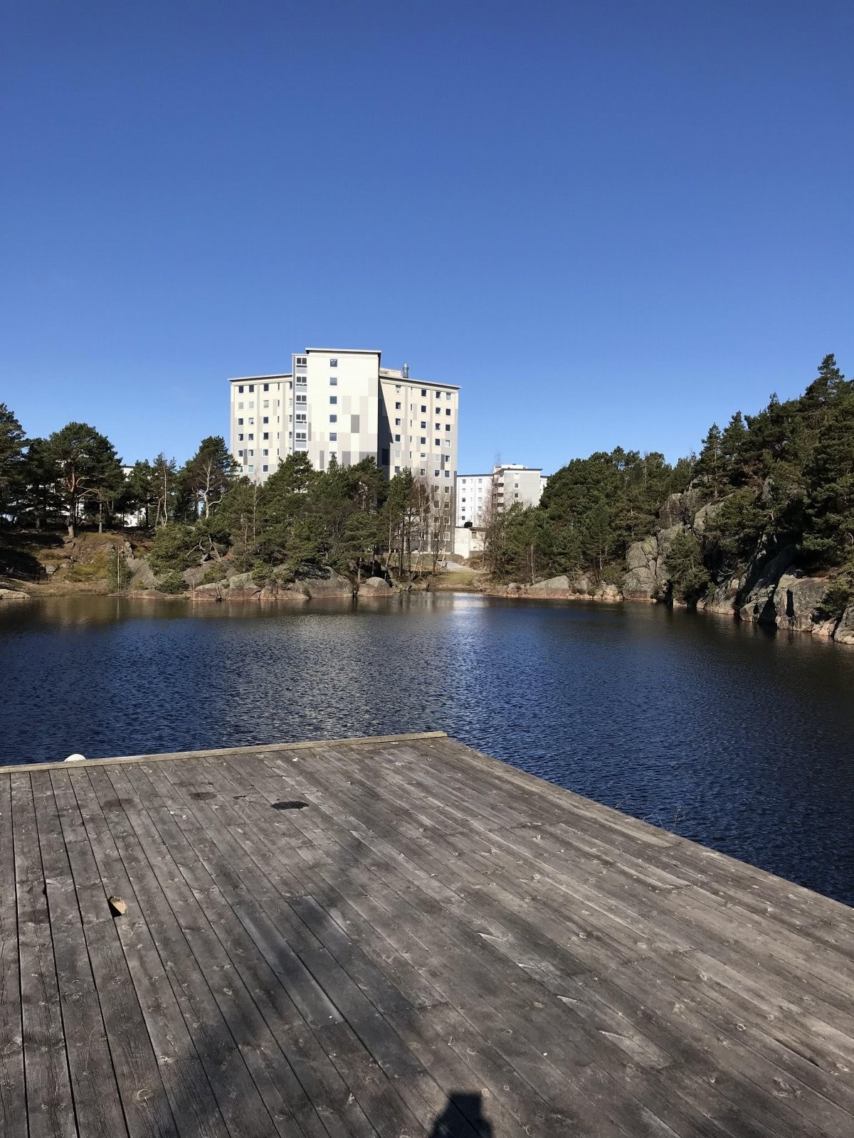 Boligblokken ligger meget flott til med badevann like ved. Galleribilde