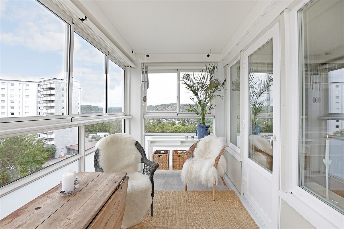 Solrik innglasset balkong med utgang fra stuen Galleribilde