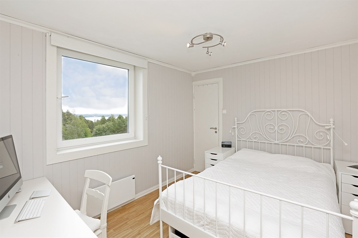 Soverom 1 med stor bod innredet som garderoberom Galleribilde