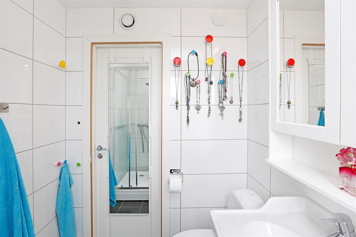 Flisagt bad med opplegg for vaskemaskin Galleribilde