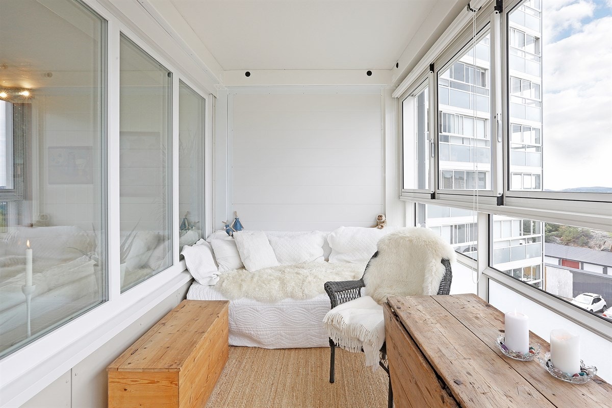 Solrik innglasset balkong med utgang fra stuen Galleribilde