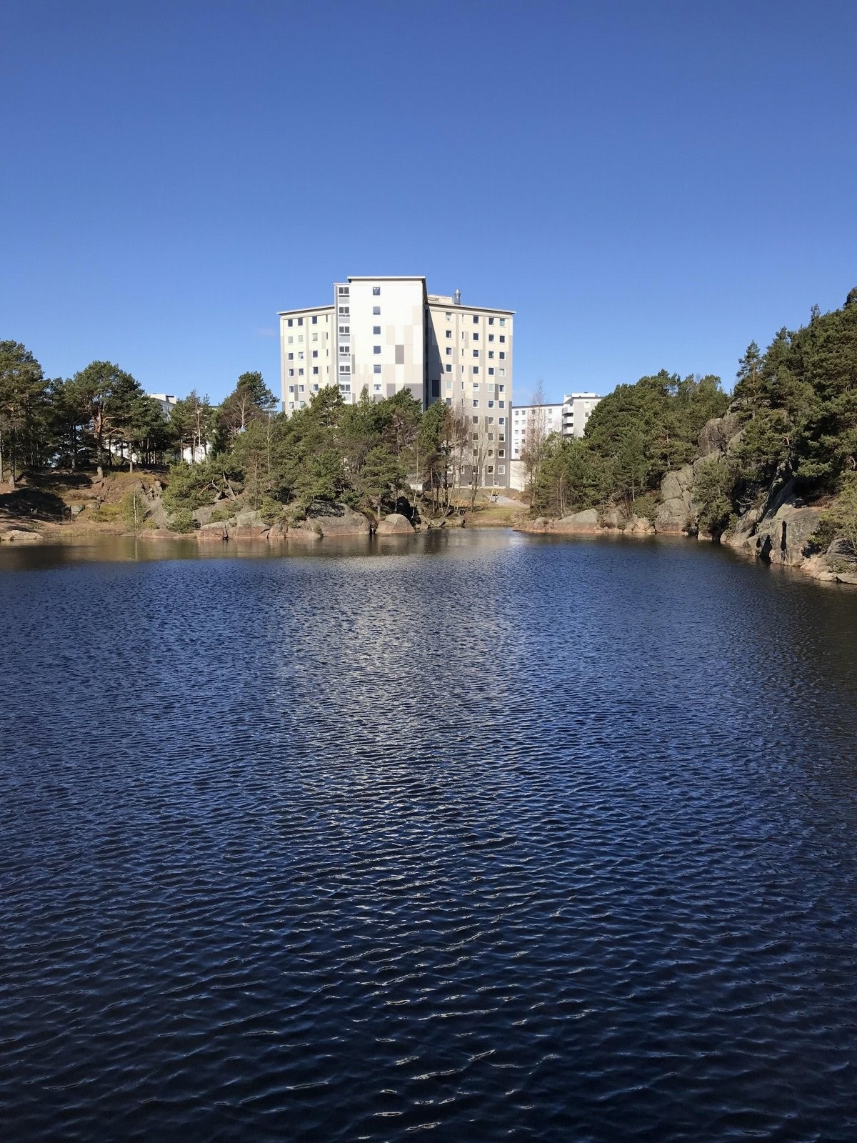 Boligblokken ligger meget flott til med badevann like ved. Galleribilde