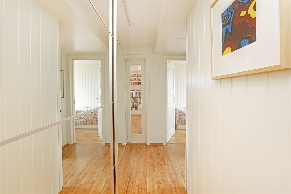Gang med speilgarderobe Galleribilde
