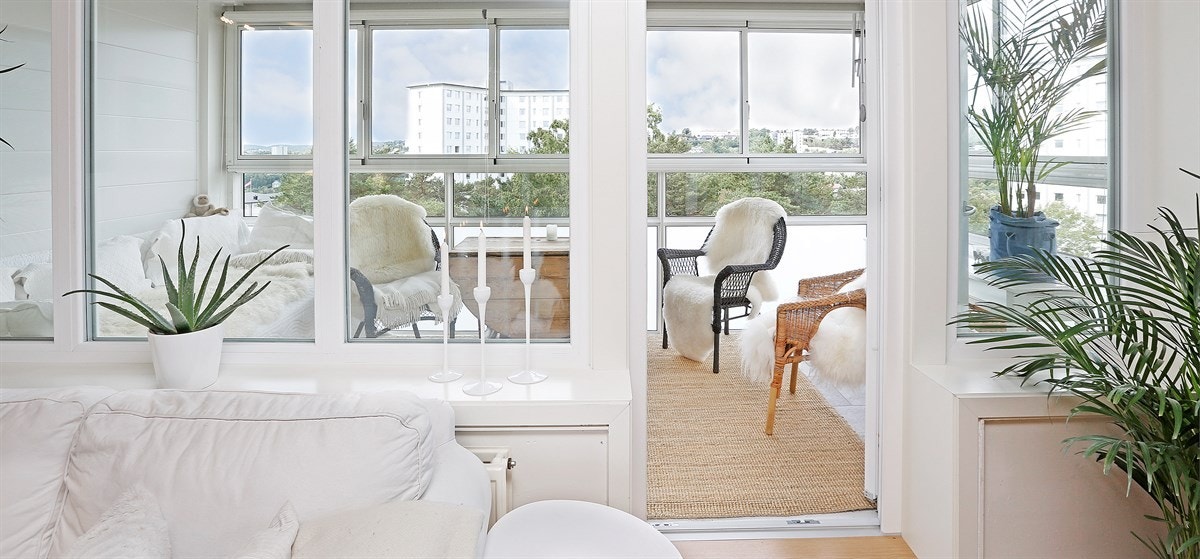 Utgang til solrik innglasset balkong Galleribilde