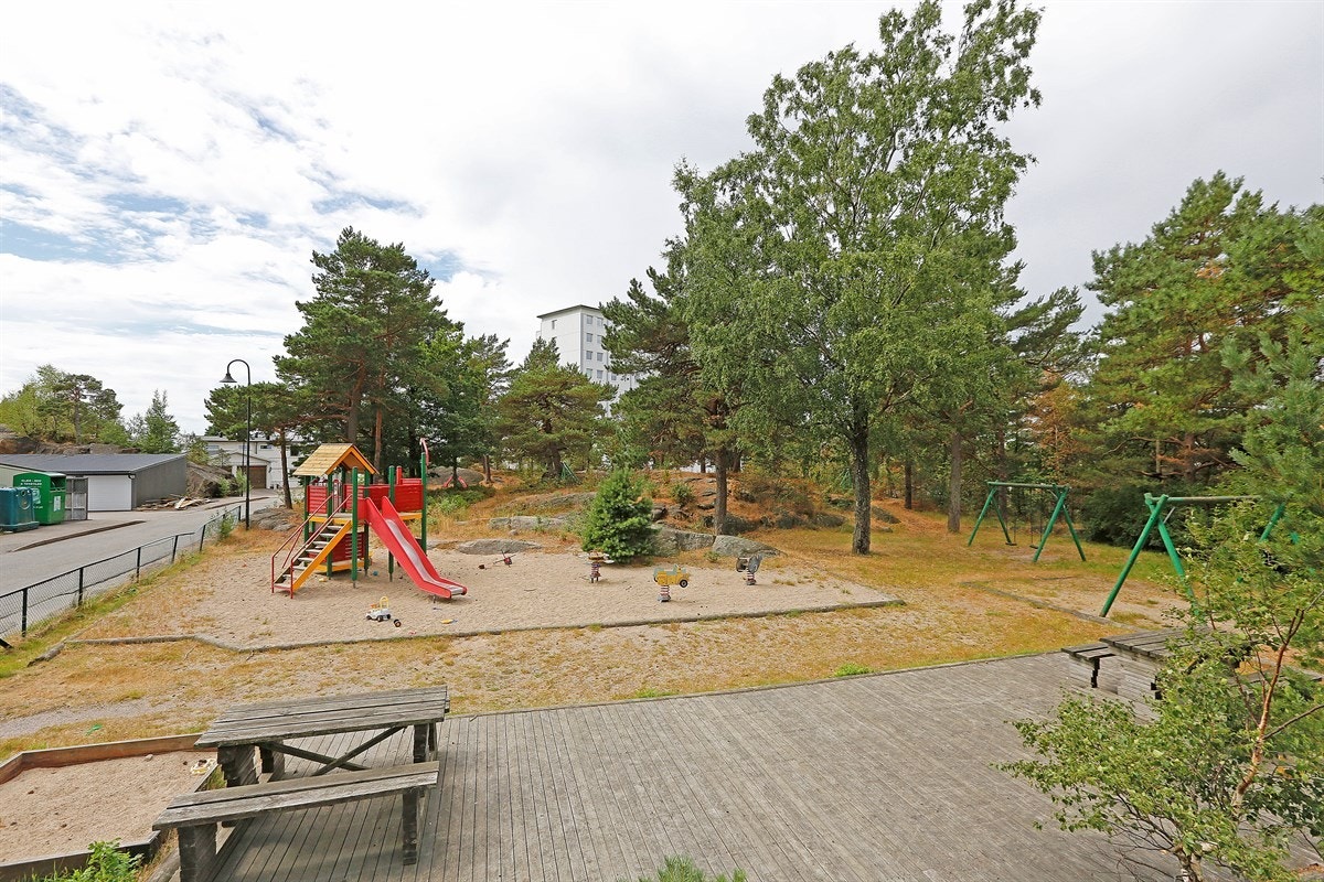 Uteområde med lekeplass Galleribilde