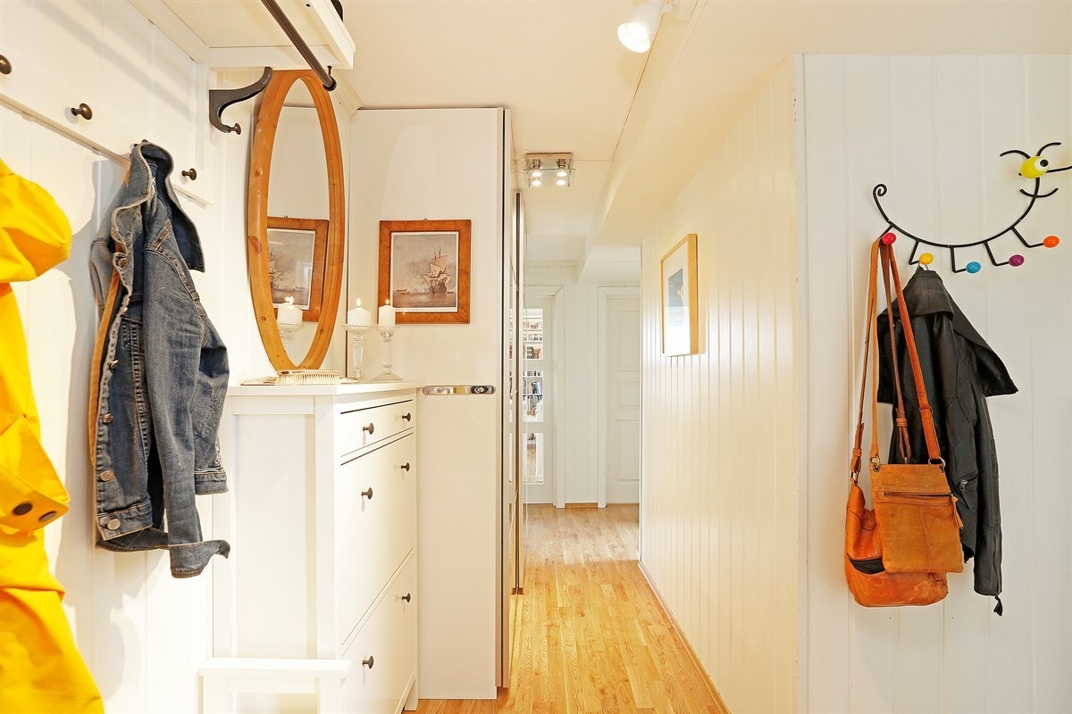 Entre med stort garderobeskap Galleribilde