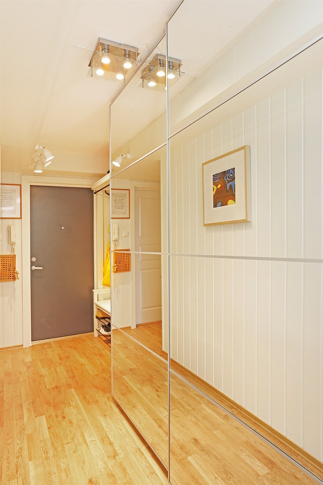 Gang med speil garderobe Galleribilde