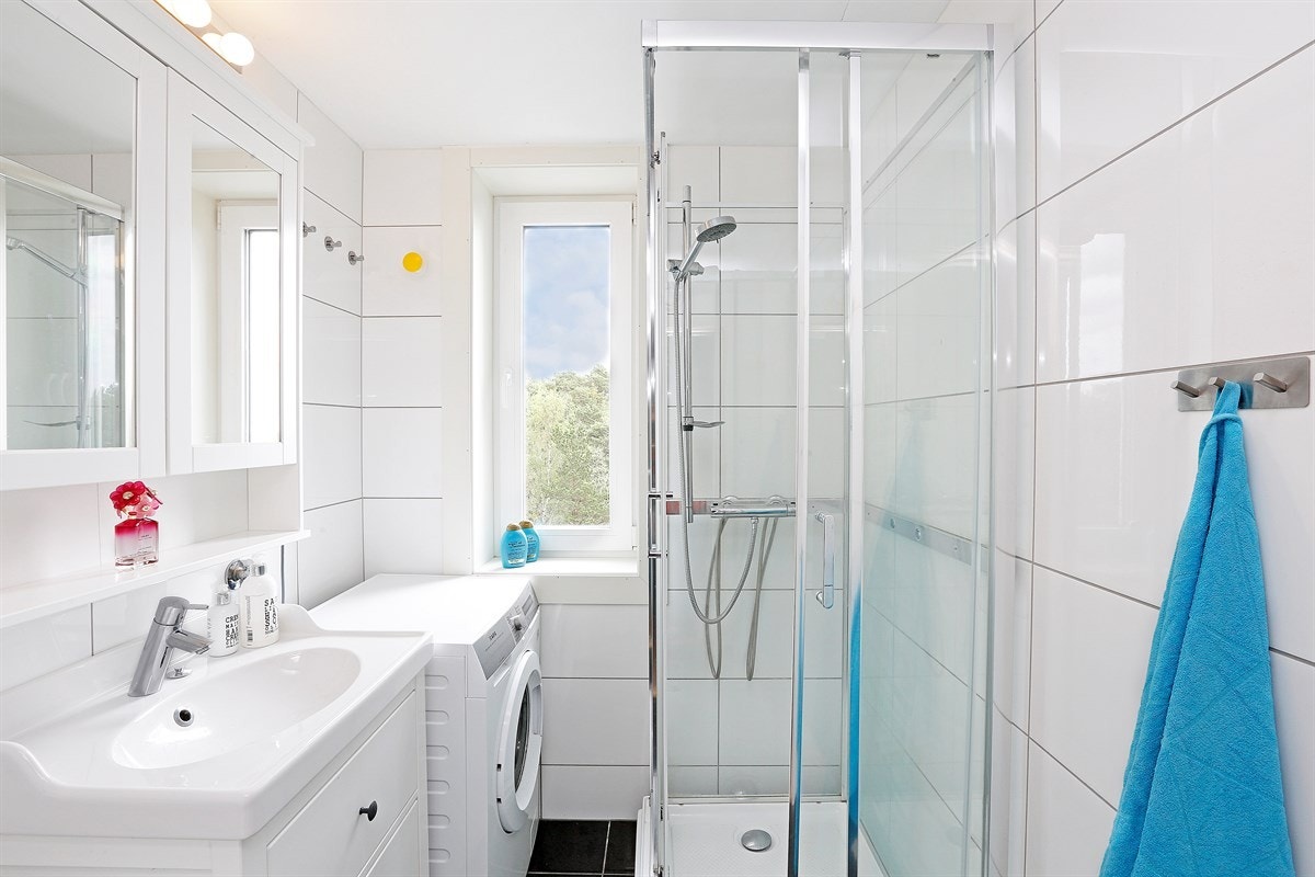 Flisagt bad med opplegg for vaskemaskin Galleribilde