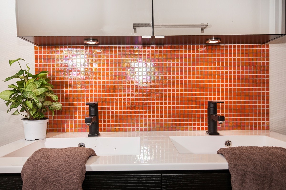 Innredet med dobbelt servant samt nydelige fliser på gulv og mellom skap og servant Galleribilde