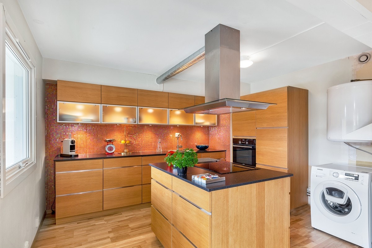 Innredet med praktisk kjøkkenøy Galleribilde