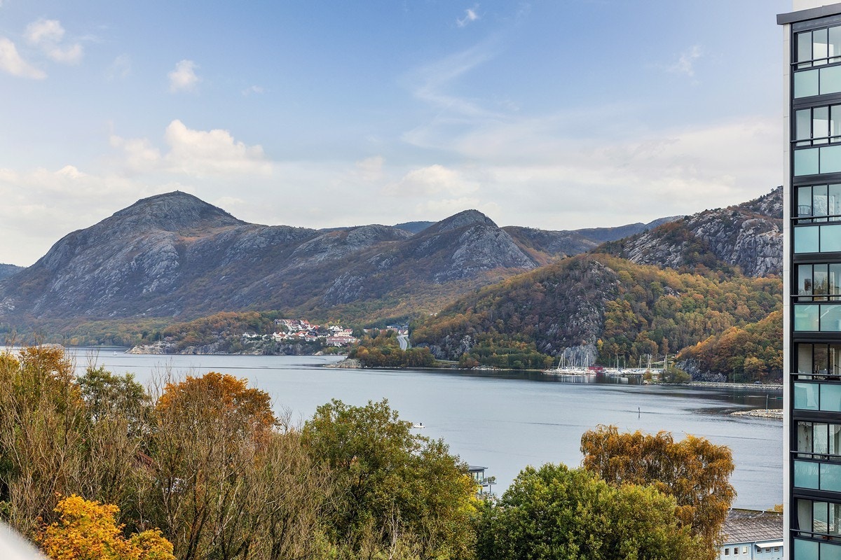 Fra balkongen har du utsikt mot Gandsfjorden og grøntområde Galleribilde