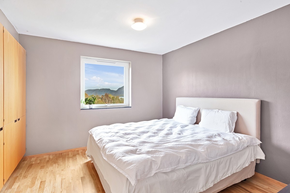 Romslig soverom med god plass til stor dobbeltseng og god skapplass Galleribilde