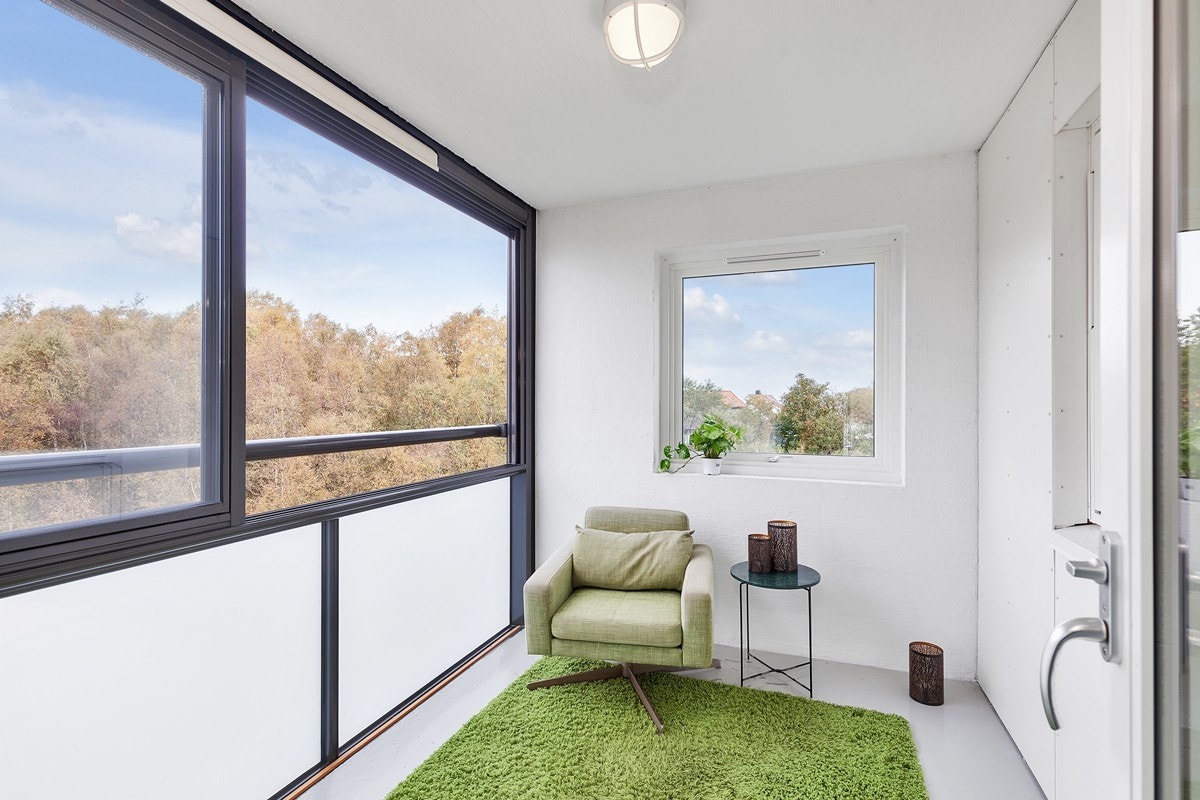 Koselig innglasset balkong med kveldssol Galleribilde