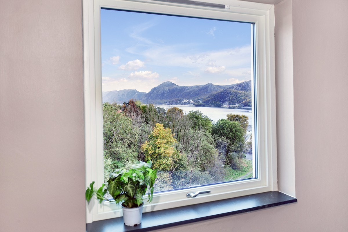 Flott utsikt mot Gandsfjorden fra soveromsvindu Galleribilde