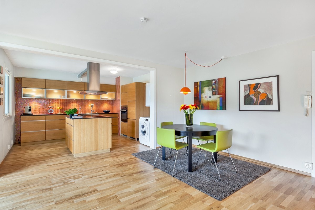 Opprinnelig var det en vegg mellom stue og kjøkken som i dag er fjernet - eneste leiligheten i blokken som har det slik! Galleribilde