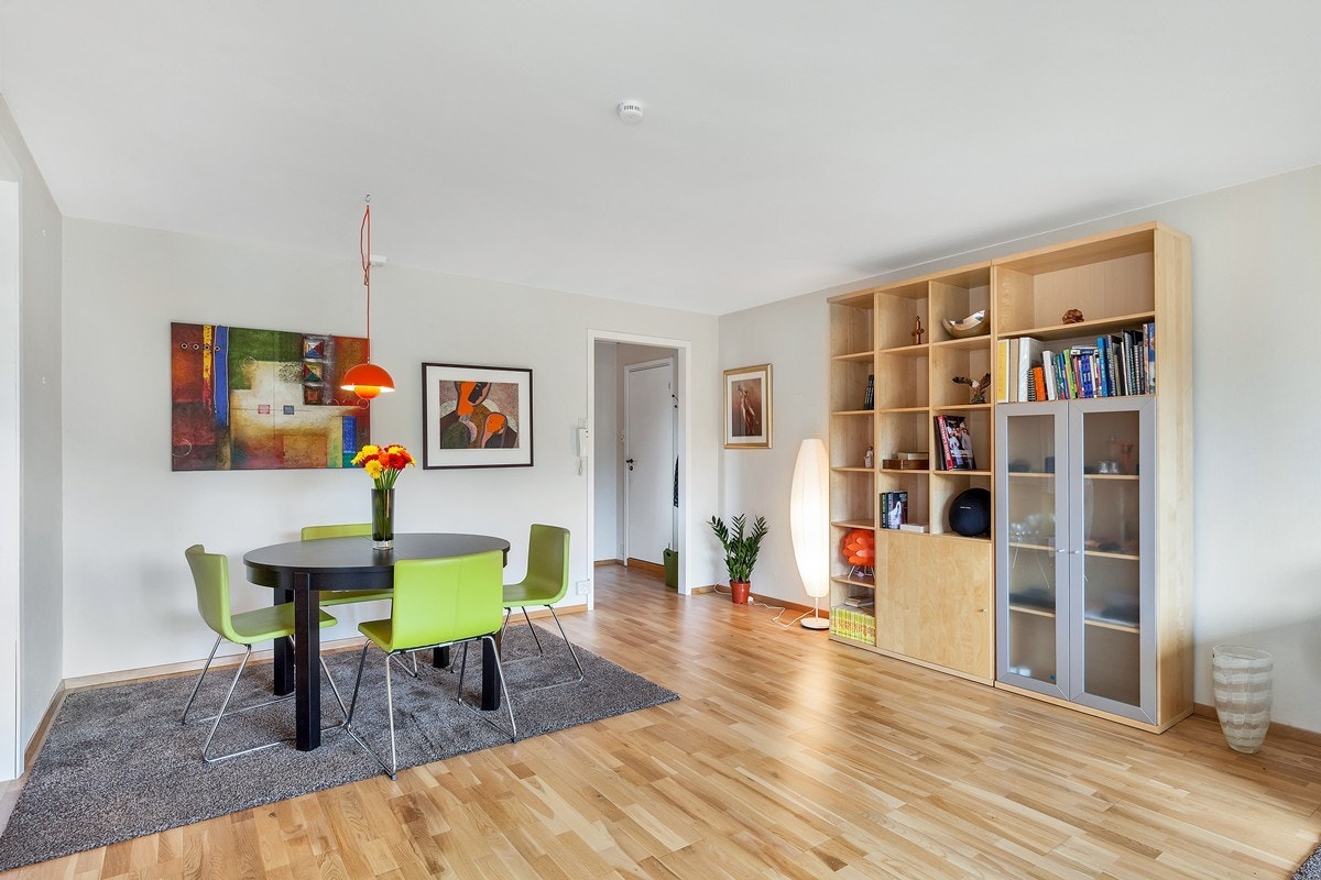 Romslig stue med god plass til både sofakrok og spisebord Galleribilde