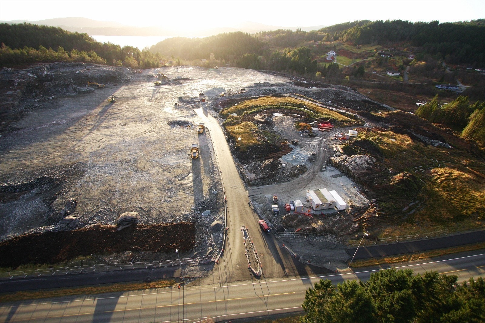 RV 564 er nylig utbedret og sikrer optimale tilkomstmuliheter til næringsparken. Første del av den interne veitrasseèen er ferdig opparbeidet og asfaltert. Galleribilde