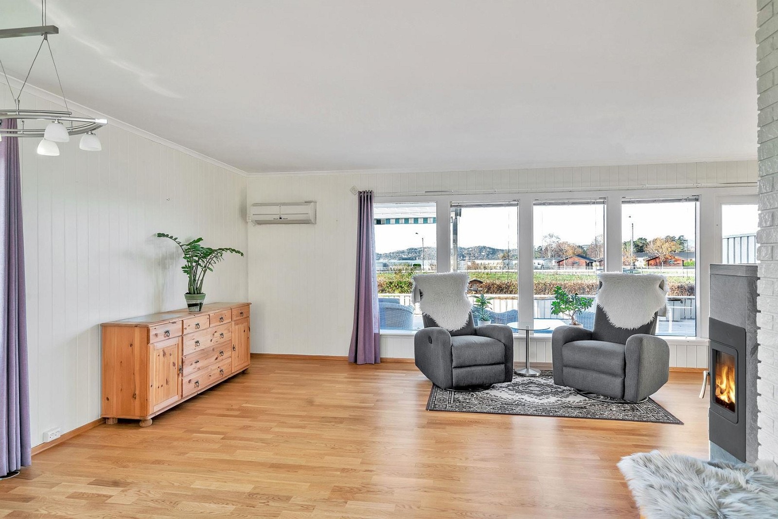 Lys og trivelig stue. Store vindusflater gir gode lys og utsiktsforhold til Todalsfjorden. Galleribilde