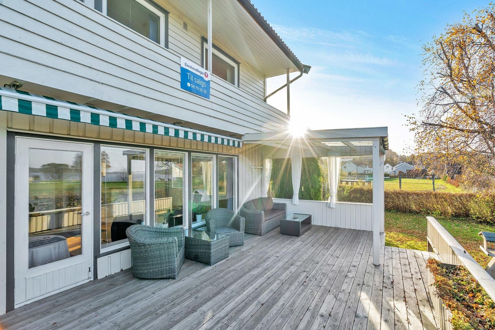 Solrik og delvis overbygget terrasse med nedgang til hage. Markise. Sol fra ca kl. 06-22.30 sommerstid, iflg. eier. Galleribilde