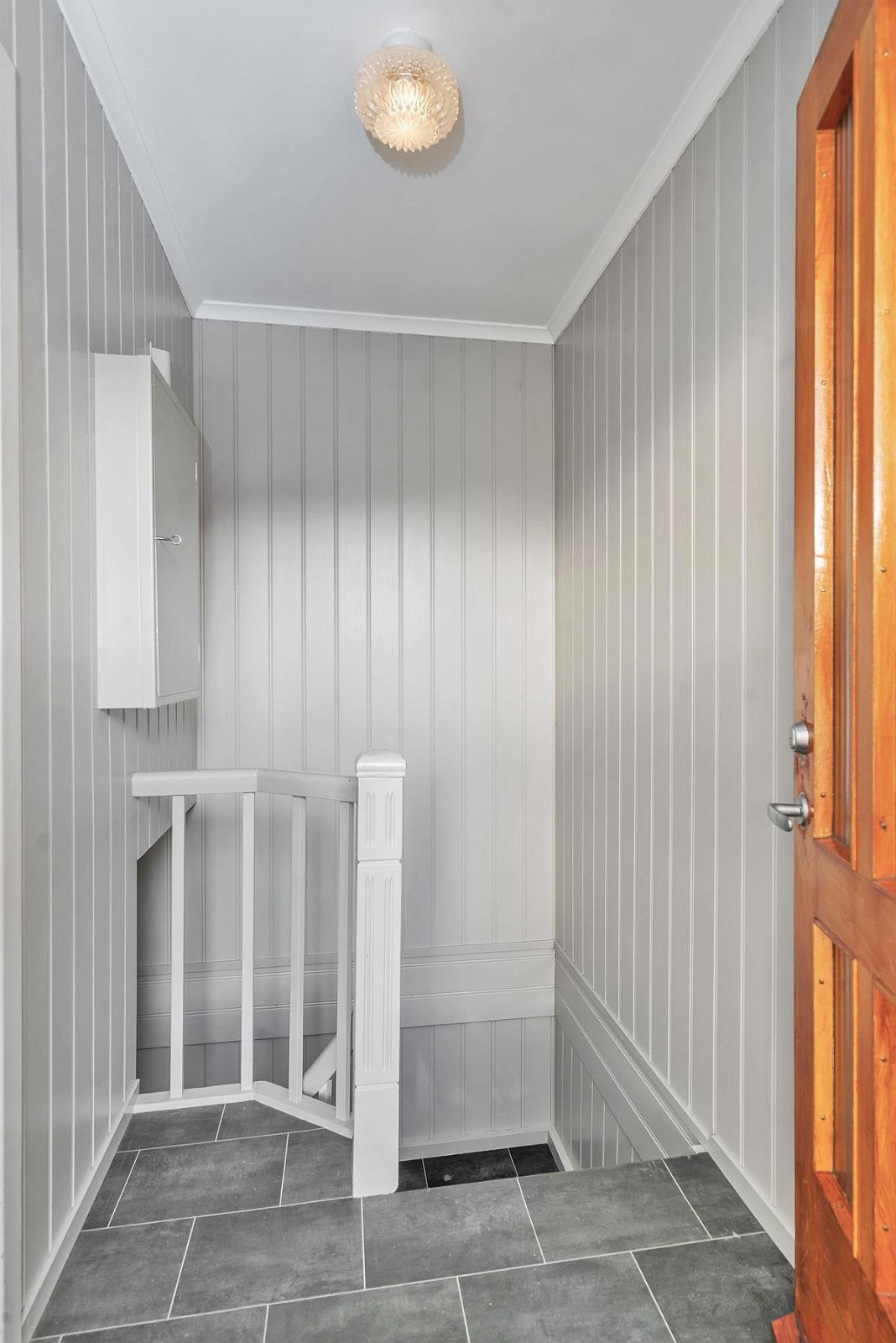 Velkommen inn! Vindfang med hall til venstre, og trapp ned til kjeller. Galleribilde