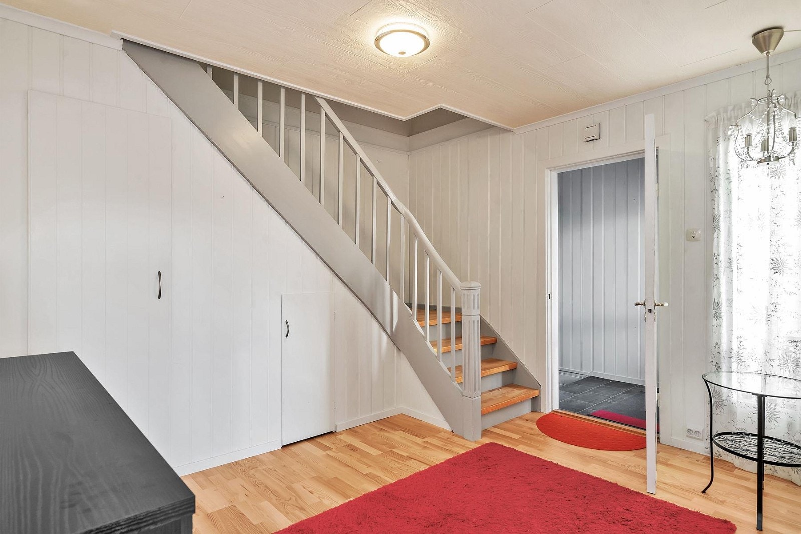 Hall med trapp opp til 2.etg. Praktiske skap i vegg under trapp. Galleribilde