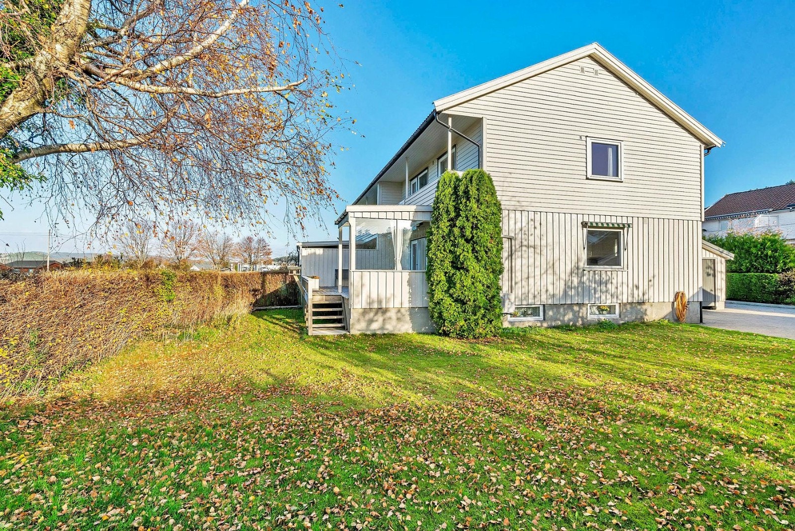 Solrik og flott opparbeidet endetomt.
Plen, hekk, beplantning, drivhus, frukttrær og bærbusker. Galleribilde