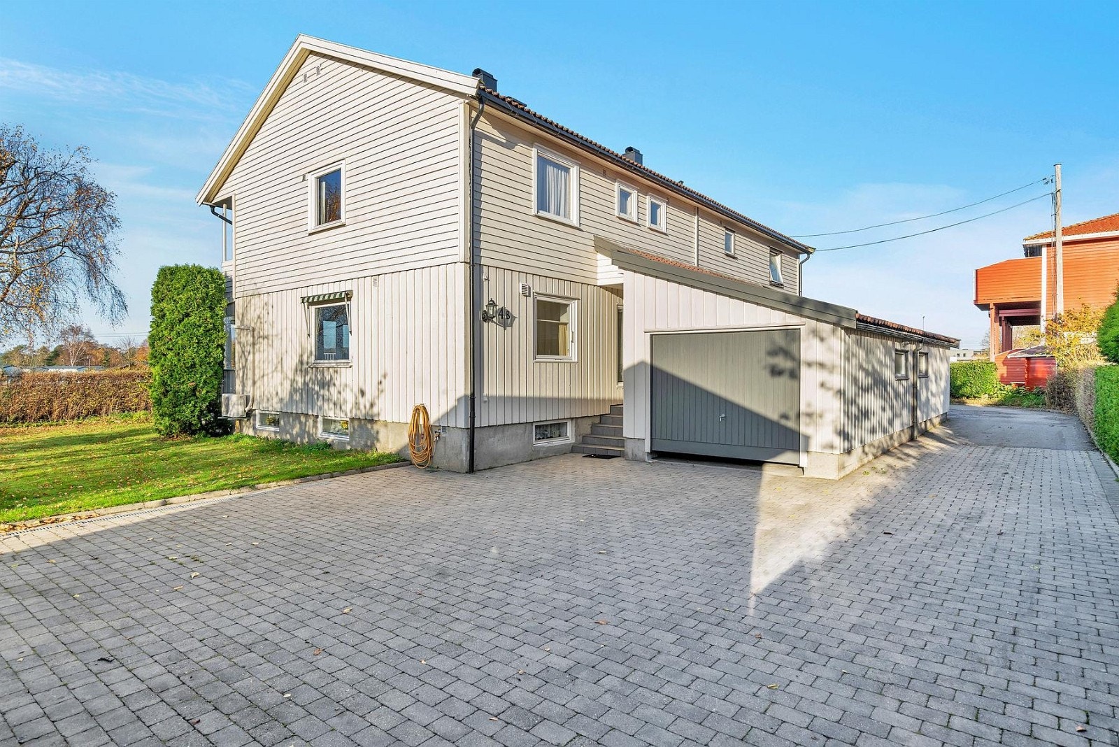 Fasade med innkjørsel, gårdsplass og inngangsparti. Galleribilde