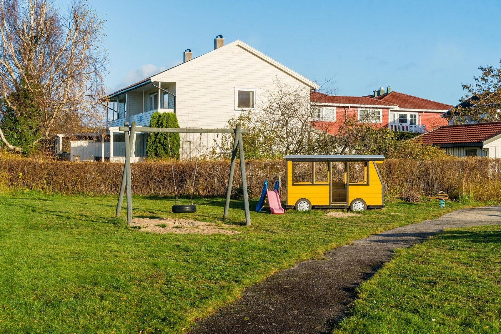 Port i hekk med adgang til lekeplass Galleribilde