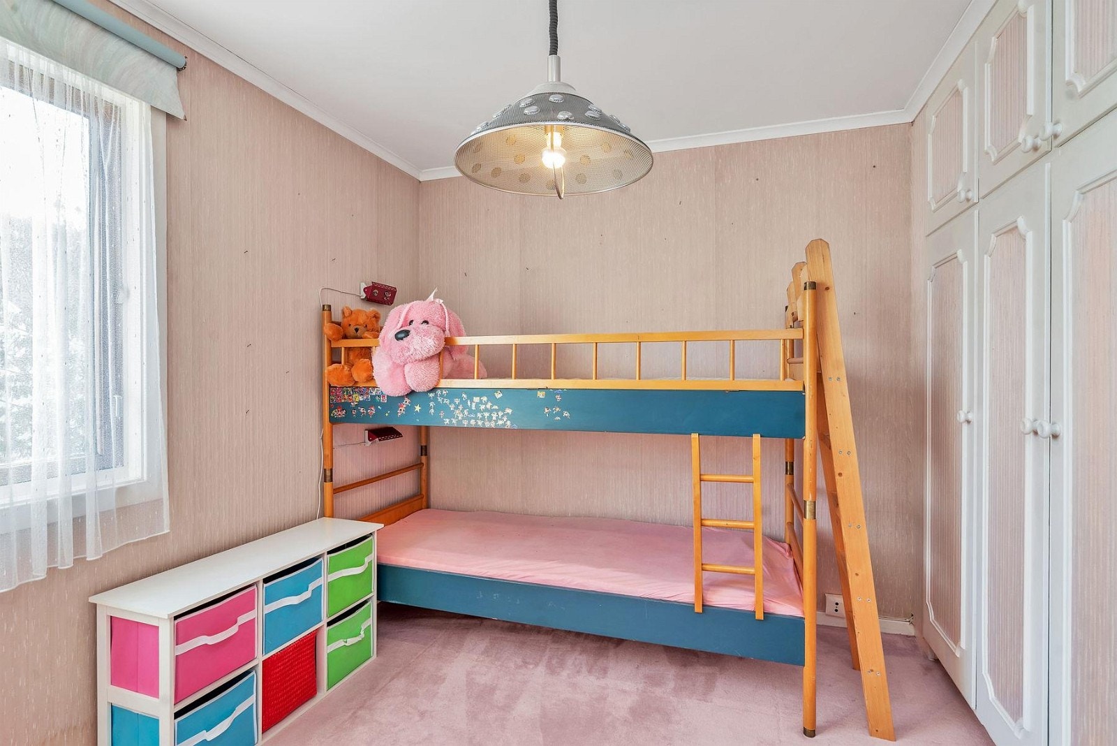 Soverom med innebygde skap i vegg. Galleribilde