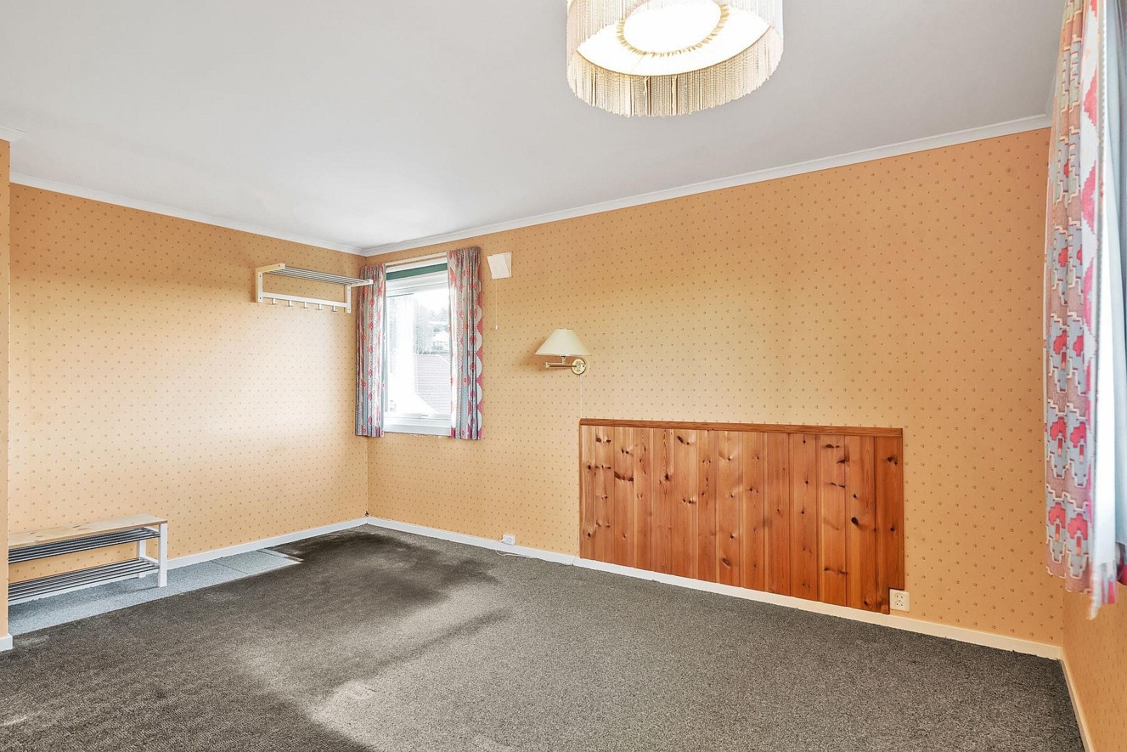 Soverom med 2 nyere vinduer. Galleribilde