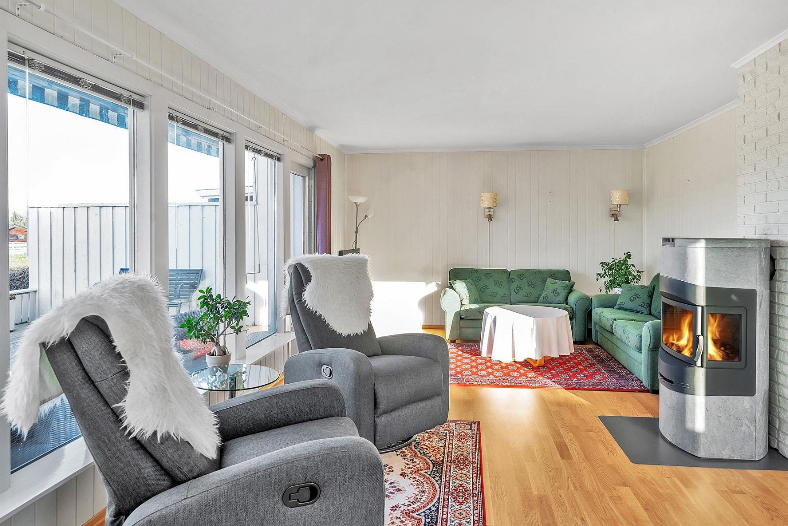 Stue med utgang til terrasse. Flott vedovn med kleberstein (ca 7 år gammel iflg.eier). Galleribilde