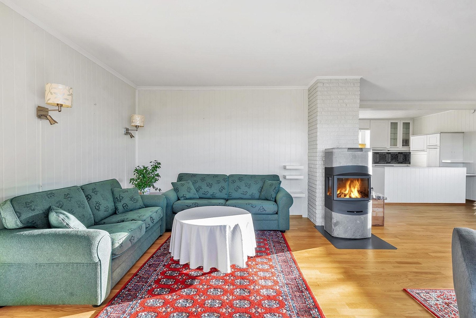 Åpen løsning mellom stue og kjøkken. Galleribilde