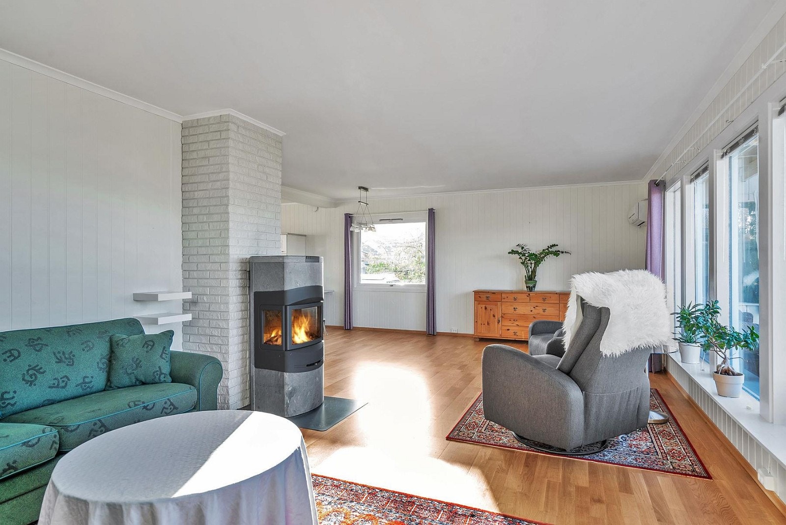 Stue med både vedovn og varmepumpe. Plass til spisestue ved vindu. Galleribilde