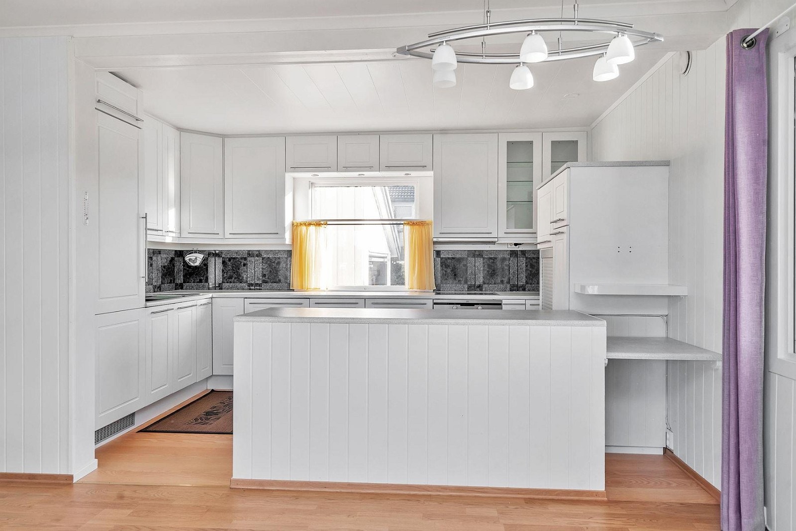 Godt med oppbevaring og benkeplass. Partisk med skap til tak. Galleribilde